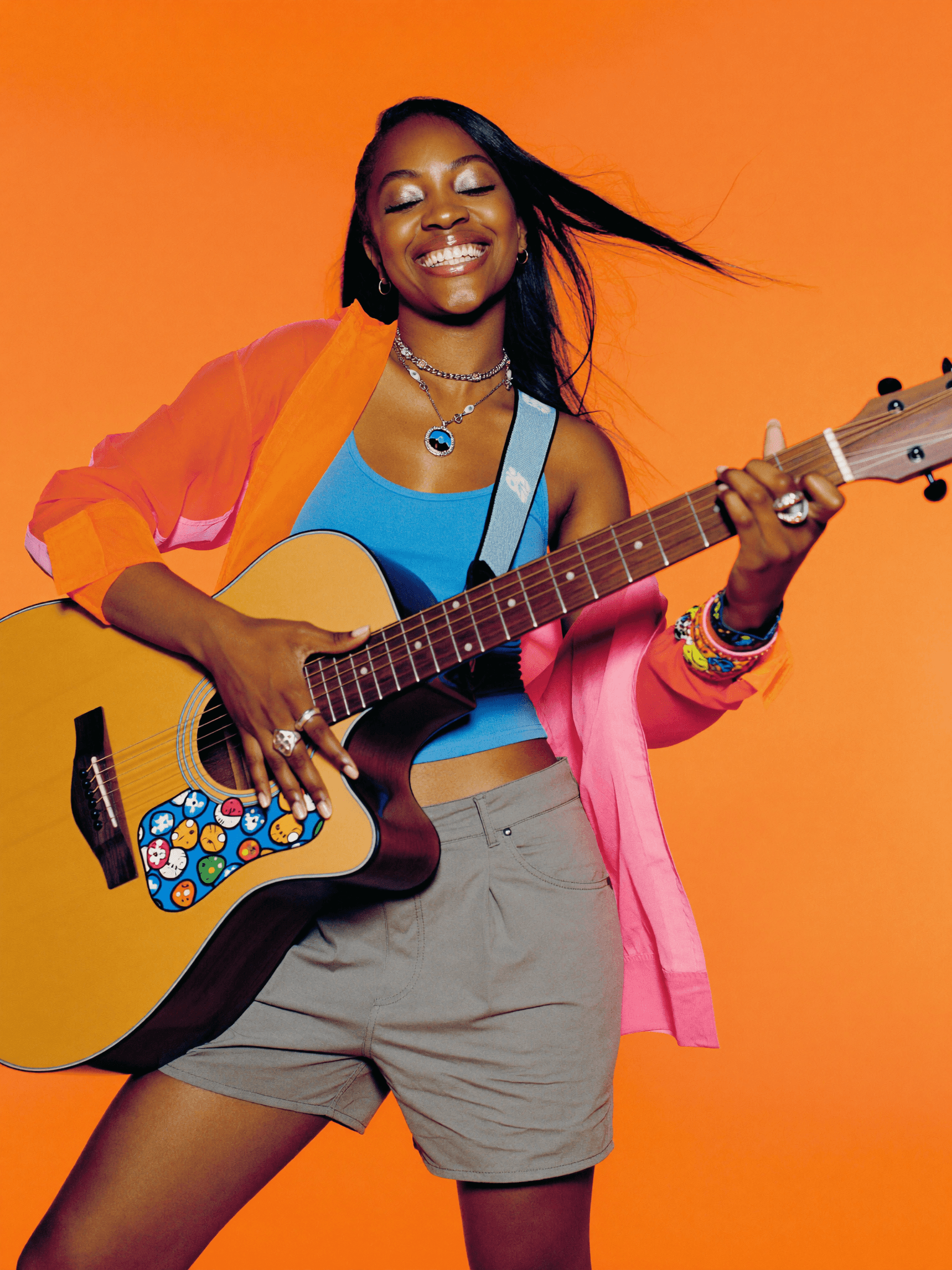 Jovem tocando guitarra